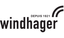 Une photo en noir et blanc d’un logo de la société Windhager, avec le texte “Depuis 1921” en haut à droite.