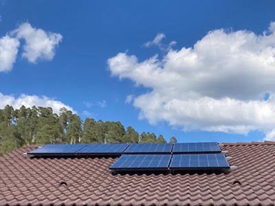 Une photo en couleur d’un panneau solaire sur un toit en tuiles