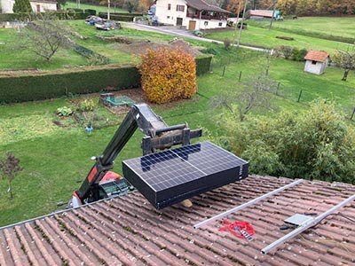 Une photo en couleur d’une installation de panneaux solaires sur un toit